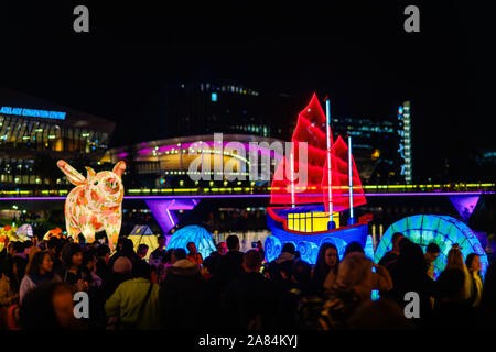 Adelaide, Australien - Oktober 19, 2019: Hong Kong Segelboot durch die Masse der Leute während der Mond Laterne Fest Feier in Elder Park an Stockfoto