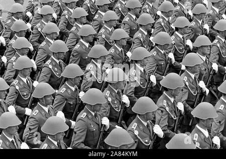 Deutschland, Berlin, Oktober 1989 - Parade der NVA im Osten von Berlin, 1989. Parade der Nationalen Volksarmee (NVA) zum 40. Jubiläum Stockfoto