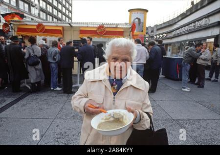 Deutschland, Berlin, Oktober 1989 - 40. Jahrestag der Gründung der DDR, ein paar Tage später die Berliner Mauer falled - Szenen des täglichen Lebens in Th Stockfoto