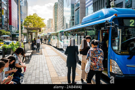 Seoul Korea, 23. September 2019: Leute, die auf einem öffentlichen Verkehrsmittel Bus an einer Haltestelle in Seoul, Südkorea Stockfoto