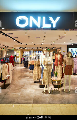 SHENZHEN, China - ca. April 2019: Nur Schild über Shop Eingang in Shenzhen. Stockfoto