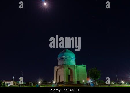 Turkestan Mausoleum von Rabia Sultan zu Begim Khoja Ahmed Yasawi Komplexe atemberaubend Malerischen beleuchtet Lichter Nacht anzeigen Stockfoto