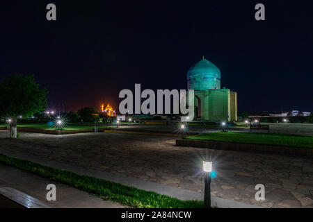 Turkestan Mausoleum von Rabia Sultan zu Begim Khoja Ahmed Yasawi Komplexe atemberaubend Malerischen beleuchtet Lichter Nacht anzeigen Stockfoto