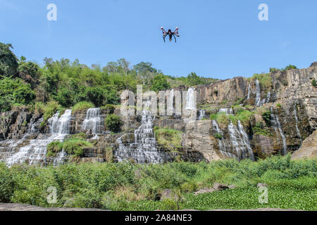 Blick auf Pongour Wasserfall (thac Pongour) in der Provinz Lam Dong, Central Vietnam. Drohne fliegen herum. Stockfoto