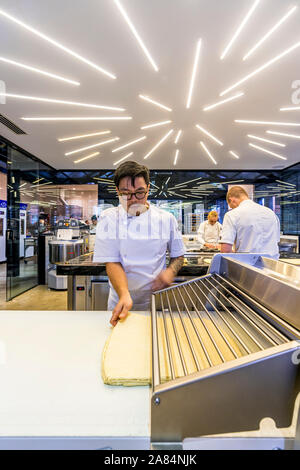 Konditoren Schwer am Arbeiten, und Croissants am berühmten Lune in Melbourne, Victoria. Lune ist bekannt für ihre Croissants und Pain au Chocolat. Stockfoto