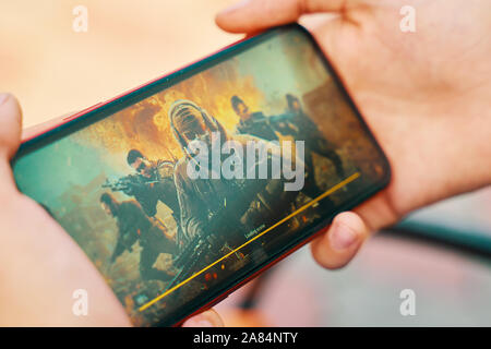 Bischkek, Kirgisistan - Oktober 10, 2019: Ladebildschirm. Mann spielt online Spiel Call of Duty Mobile auf dem iphone 11. Stockfoto