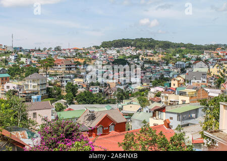 Anzeigen von Dalat (Da Lat) von einem Standpunkt aus, der Stadt in den Bergen in der Provinz Lam Dong in Zentralvietnam. Stockfoto