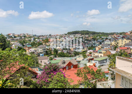 Anzeigen von Dalat (Da Lat) von einem Standpunkt aus, der Stadt in den Bergen in der Provinz Lam Dong in Zentralvietnam. Stockfoto