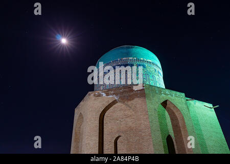 Turkestan Mausoleum von Rabia Sultan zu Begim Khoja Ahmed Yasawi Komplexe atemberaubend Malerischen beleuchtet Lichter Nacht anzeigen Stockfoto