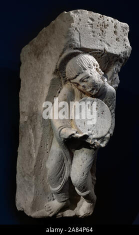 Konsole, Engel, die ein Objekt (ein schleifstein) 1150 von Hotel-Dieu de Paris. Cluny Museum - National Museum des Mittelalters, Paris, Frankreich, Französisch. Stockfoto