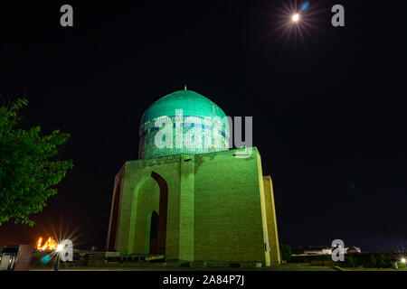 Turkestan Mausoleum von Rabia Sultan zu Begim Khoja Ahmed Yasawi Komplexe atemberaubend Malerischen beleuchtet Lichter Nacht anzeigen Stockfoto