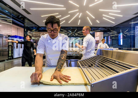 Konditoren Schwer am Arbeiten, und Croissants am berühmten Lune in Melbourne, Victoria. Lune ist bekannt für ihre Croissants und Pain au Chocolat. Stockfoto