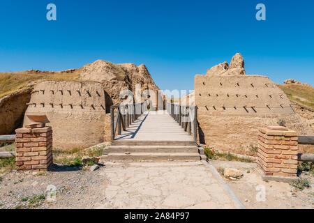 Turkestan Sauran Main Bridge Gate Eingang Blick auf die Ausgrabungsstätte auf einem sonnigen blauen Himmel Tag Stockfoto