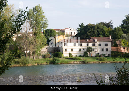 Bassano del Grappa, Italien, 22.10.2019, Blick auf das Gebäude auf der Ostseite des Flusses Brenta in Bassano del Grappa. Stockfoto