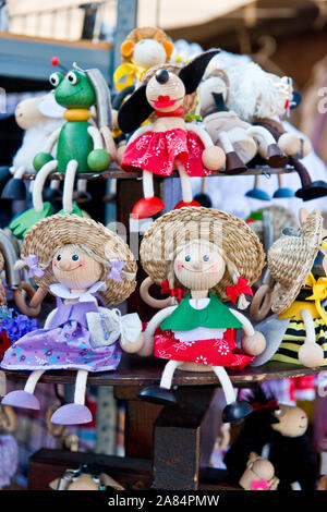 Reisen souvenir Puppen im ungarischen Stil Kostüme zum Verkauf in den Geschäften in der Altstadt, Budapest. Stockfoto