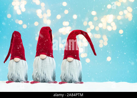 Snowy noel Gnomes (elfes) Hintergrund. Weihnachten greating Karte. Weihnachten oder Silvester feiern. Platz kopieren Stockfoto