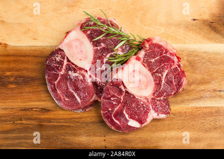 Raw Osso buco auf einer hölzernen Küche board Stockfoto