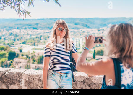 Saint-Paul-de-Vence, Alpes-Maritimes/Frankreich - September 28, 2018: Attraktive modische cute Blonde ist vor dem Hintergrund der mich fotografiert. Stockfoto