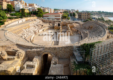 Die amfiteatre Romà ist ein 2nd-Jahrhundert Arena mit Blick auf das Mittelmeer. Stockfoto