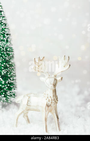 Snowy Christmas Grußkarte mit Figur von Rentieren und Neues Jahr Baum mit Platz für Text. Stockfoto