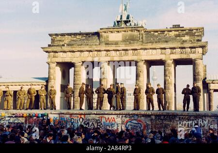 Ddr-Grenztruppen stand oben auf der Mauer in Berlin, Deutschland, 11. November 1989. Die Mauer wurde in der Nacht 09/10. November eröffnet. (Dpa/IPA/Fotogramma, Berlin - 2014-10-17) ps das Foto ist verwendbar in Bezug auf den Kontext, in dem es aufgenommen wurde, und ohne beleidigende Absicht der Anstand des Volkes vertreten Redaktionelle Nutzung Stockfoto