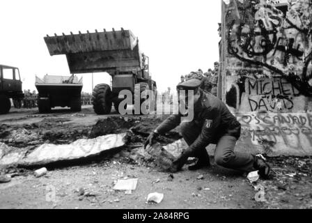 Ddr-Grenztruppen Teile der Berliner Mauer in (West-) Berlin, Deutschland, 12. November 1989 entfernen. Die Öffnung der Mauer wurde versehentlich auf einer Pressekonferenz von DDR-Beamten am 09. November 1989, die zum Fall der Mauer und der deutschen Wiedervereinigung führte erklärt. Foto: Eberhard Kloeppel (Eberhard KlÀÜppel/IPA/Fotogramma, Berlin - 2014-10-17) Das Foto ist verwendbar in Bezug auf den Kontext, in dem es aufgenommen wurde ps, und ohne beleidigende Absicht der Anstand des Volkes vertreten Redaktionelle Nutzung Stockfoto