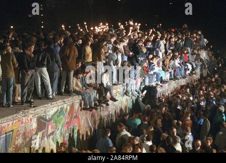 Berliner und Menschen aus ganz Deutschland feiern Sie mit Wunderkerzen auf der Berliner Mauer Am 11. November 1989. Nachdem die DDR-Führung hatte einige Grenzübergangsstellen, Millionen von Ostdeutschen in den Westen für kurze Reisen zurückgelegte geöffnet. (Dpa/IPA/Fotogramma, Berlin - 2014-10-17) ps das Foto ist verwendbar in Bezug auf den Kontext, in dem es aufgenommen wurde, und ohne beleidigende Absicht der Anstand des Volkes vertreten Redaktionelle Nutzung Stockfoto