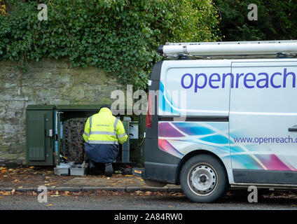 Openreach Ingenieur an eine Telefonzentrale in West Lothian, Schottland. Stockfoto