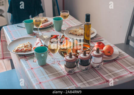 Leckere herzhafte gesunde Frühstück auf dem Tisch im Dorf Stockfoto