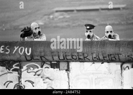 BERLIN - 20. JAHRESTAG DES FALLS DER BERLINER MAUER - Soldaten aus dem Osten Deutschlands MIT ANTI-GASMASKEN AM 21. JULI 1988 - DAS GAS LACRIMOGENO WURDE GEGEN DIE EREIGNISSE UND DIE MARKTEINFÜHRUNG DER SASSI von Demonstranten (DB Metin Yilmaz/Allianz/IPA, BERLIN - 2009-08-23) ps das Foto ist verwendbar in Bezug auf den Kontext, in dem es aufgenommen wurde, und ohne beleidigende Absicht der Anstand des Volkes vertreten Redaktionelle Nutzung Stockfoto