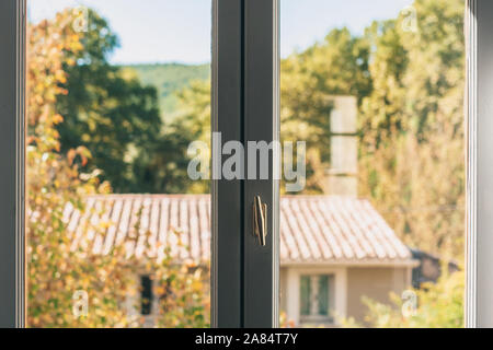 Griff und Armaturen auf einem alten Holz- Fenster in einem ländlichen Haus Stockfoto