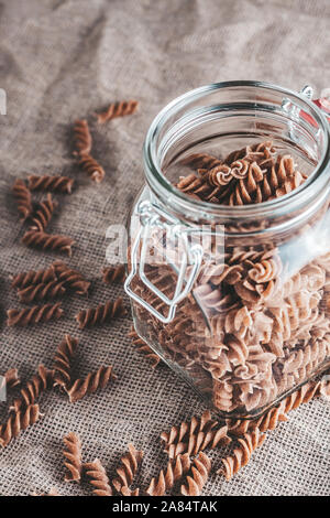 Vollkorn Nudeln mit Gluten in einem Glas in der Küche Stockfoto