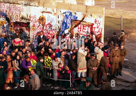 BERLIN PORTA DI BRANDEBURGO FALL DER MAUER 09 11 1989 Deutschland (Mimmo Carulli/Fotogramma, BERLIN - 1989-12-31) ps das Foto ist verwendbar in Bezug auf den Kontext, in dem es aufgenommen wurde, und ohne beleidigende Absicht der Anstand des Volkes vertreten Redaktionelle Nutzung Stockfoto