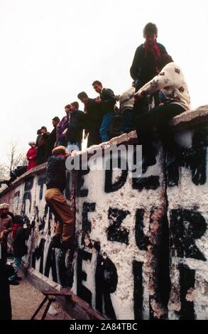 BERLIN PORTA DI BRANDEBURGO FALL DER MAUER 09 11 1989 Deutschland (Mimmo Carulli/Fotogramma, BERLIN - 1989-12-31) ps das Foto ist verwendbar in Bezug auf den Kontext, in dem es aufgenommen wurde, und ohne beleidigende Absicht der Anstand des Volkes vertreten Redaktionelle Nutzung Stockfoto