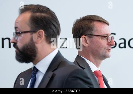 Dresden, Deutschland. 06 Nov, 2019. Sebastian Gemkow (CDU, l-r), Minister der Justiz des Freistaates Sachsen, und Roland Wöller (CDU), Innenminister von Sachsen, sind einer nach dem anderen in den Sächsischen Landtag nach einer Pressekonferenz. Nach mehreren Angriffen durch vermeintliche Linksextremisten, Sachsen will dem Druck der Verfolgung auf der Szene zu erhöhen. Credit: Sebastian Kahnert/dpa-Zentralbild/dpa/Alamy leben Nachrichten Stockfoto