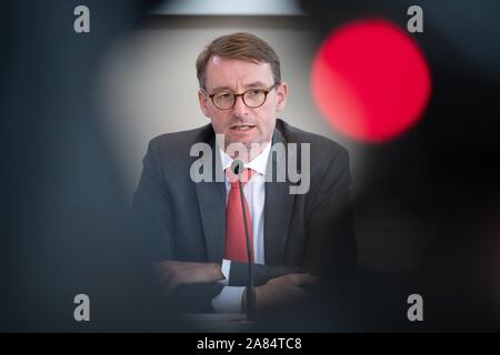 Dresden, Deutschland. 06 Nov, 2019. Roland Wöller (CDU), Innenminister von Sachsen, spricht bei einer Pressekonferenz hinter dem roten Licht einer TV-Kamera im Sächsischen Landtag. Nach mehreren Angriffen durch vermeintliche Linksextremisten, Sachsen will dem Druck der Verfolgung auf der Szene zu erhöhen. Credit: Sebastian Kahnert/dpa-Zentralbild/dpa/Alamy leben Nachrichten Stockfoto