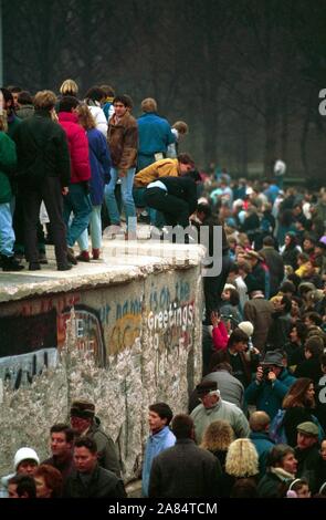 BERLIN PORTA DI BRANDEBURGO FALL DER MAUER 09 11 1989 Deutschland (Mimmo Carulli/Fotogramma, BERLIN - 1989-12-31) ps das Foto ist verwendbar in Bezug auf den Kontext, in dem es aufgenommen wurde, und ohne beleidigende Absicht der Anstand des Volkes vertreten Redaktionelle Nutzung Stockfoto