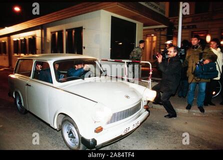 Deutschland BERLIN 09 11 1989 PASSAGE AUF DER GRENZE ZWISCHEN Ost-berlin und West-berlin NACH DEM FALL DER MAUER (AUTO TRABANT Ricotti Alvaro, BERLIN - 1993-01-31) ps das Foto verwendet werden können, wobei der Kontext, in dem es aufgenommen wurde, und ohne beleidigende Absicht der Anstand des Volkes vertreten (ricotti Alvaro/Fotogramma, Berlin - 1989-11-09) ps das Foto ist verwendbar in Bezug auf den Kontext, in dem es aufgenommen wurde, und ohne beleidigende Absicht der Anstand des Volkes vertreten Redaktionelle Nutzung Stockfoto