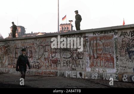 BERLIN PORTA DI BRANDEBURGO FALL DER MAUER 09 11 1989 Deutschland (Mimmo Carulli/Fotogramma, BERLIN - 1989-12-31) ps das Foto ist verwendbar in Bezug auf den Kontext, in dem es aufgenommen wurde, und ohne beleidigende Absicht der Anstand des Volkes vertreten Redaktionelle Nutzung Stockfoto