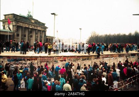 BERLIN PORTA DI BRANDEBURGO FALL DER MAUER 09 11 1989 Deutschland (Mimmo Carulli/Fotogramma, BERLIN - 1989-12-31) ps das Foto ist verwendbar in Bezug auf den Kontext, in dem es aufgenommen wurde, und ohne beleidigende Absicht der Anstand des Volkes vertreten Redaktionelle Nutzung Stockfoto