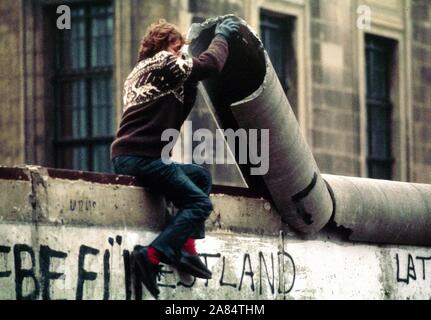 BERLIN PORTA DI BRANDEBURGO FALL DER MAUER 09 11 1989 Deutschland (Mimmo Carulli/Fotogramma, BERLIN - 1989-12-31) ps das Foto ist verwendbar in Bezug auf den Kontext, in dem es aufgenommen wurde, und ohne beleidigende Absicht der Anstand des Volkes vertreten Redaktionelle Nutzung Stockfoto