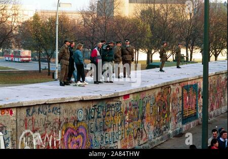 BERLIN PORTA DI BRANDEBURGO FALL DER MAUER 09 11 1989 Deutschland (Mimmo Carulli/Fotogramma, BERLIN - 1989-12-31) ps das Foto ist verwendbar in Bezug auf den Kontext, in dem es aufgenommen wurde, und ohne beleidigende Absicht der Anstand des Volkes vertreten Redaktionelle Nutzung Stockfoto