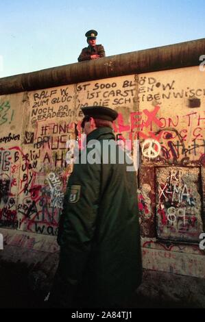 BERLIN PORTA DI BRANDEBURGO FALL DER MAUER 09 11 1989 Deutschland (Mimmo Carulli/Fotogramma, BERLIN - 1989-12-31) ps das Foto ist verwendbar in Bezug auf den Kontext, in dem es aufgenommen wurde, und ohne beleidigende Absicht der Anstand des Volkes vertreten Redaktionelle Nutzung Stockfoto