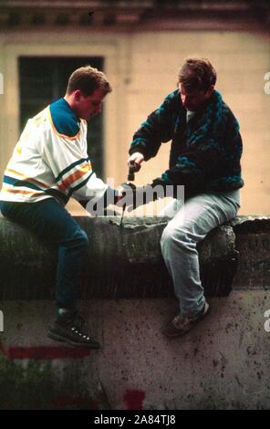 BERLIN PORTA DI BRANDEBURGO FALL DER MAUER 09 11 1989 Deutschland (Mimmo Carulli/Fotogramma, BERLIN - 1989-12-31) ps das Foto ist verwendbar in Bezug auf den Kontext, in dem es aufgenommen wurde, und ohne beleidigende Absicht der Anstand des Volkes vertreten Redaktionelle Nutzung Stockfoto