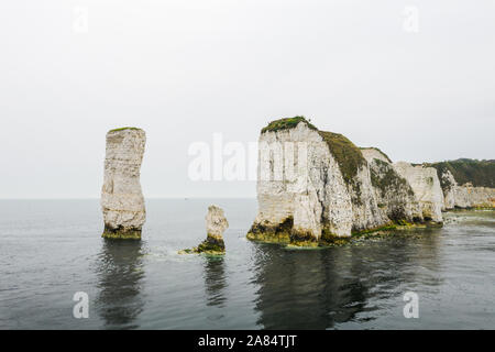 Blick auf Old Harry Rocks in Dorset, England, geschossen mit Drohne vom Meer aus. Stockfoto