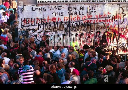 BERLIN PORTA DI BRANDEBURGO FALL DER MAUER 09 11 1989 Deutschland (Mimmo Carulli/Fotogramma, BERLIN - 1989-12-31) ps das Foto ist verwendbar in Bezug auf den Kontext, in dem es aufgenommen wurde, und ohne beleidigende Absicht der Anstand des Volkes vertreten Redaktionelle Nutzung Stockfoto