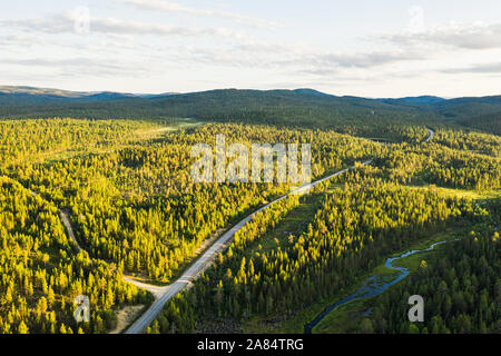 Eine Straße führt durch die finnische Landschaft Stockfoto