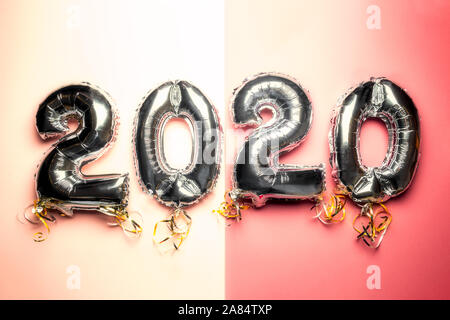 Ballon Bunting zur Feier des neuen Jahres 2020 aus Silber Anzahl Ballons. Holiday Party Dekoration oder Postkarte mit Ansicht von oben und kopieren. Stockfoto