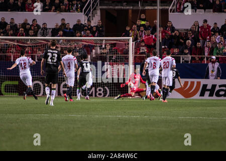 Sergio Rico, Torhüter des FC Sevilla, macht eine während der Europa League Spiel speichern (Runde 32) zwischen dem FC Sevilla und Borussia Mönchengladbach im Stadion Ramon Sanchez Pizjuan am 19 Februar, 2015 in Sevilla, Spanien Stockfoto