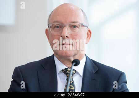 Dresden, Deutschland. 06 Nov, 2019. Hans Strobl, Attorney General von Sachsen, sitzt in seinem Sitz im Sächsischen Landtag während einer Pressekonferenz. Nach mehreren Angriffen durch vermeintliche Linksextremisten, Sachsen will dem Druck der Verfolgung auf der Szene zu erhöhen. Credit: Sebastian Kahnert/dpa-Zentralbild/dpa/Alamy leben Nachrichten Stockfoto